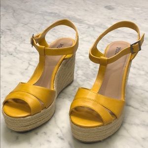 MUDD Yellw Mustard T Platform Wedge Heel Buckle 8